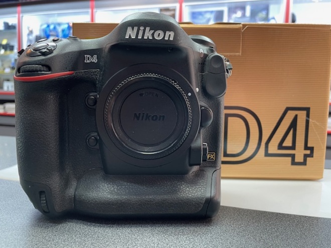 NIKON D4