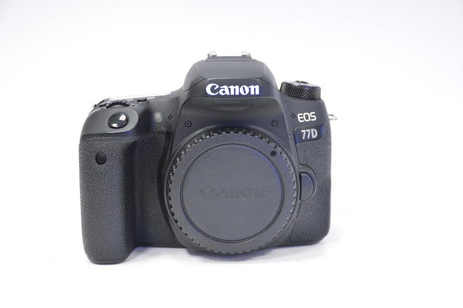 CANON EOS 77D