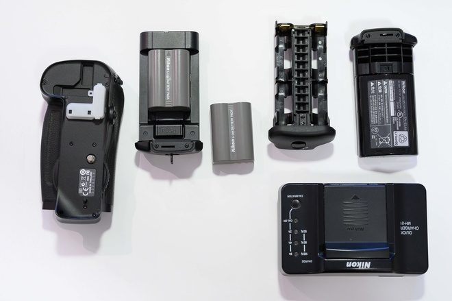 KIT Nikon PD-K1 (GRIP MB-10 + 2x EN-EL3 + 1x EN-EL4 et Chargeur MH-21 + logement pile