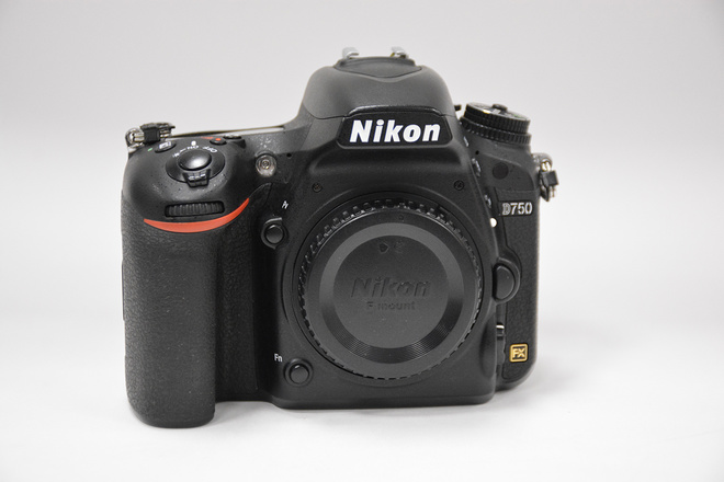NIKON D750