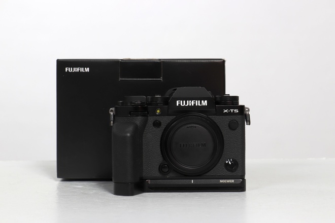 FUJIFILM X-T5 BOITIER NU + GRIP ADAPTABLE
