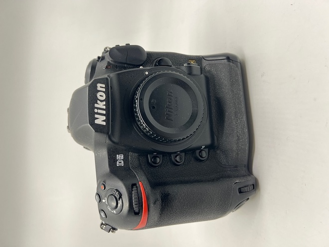 NIKON D5