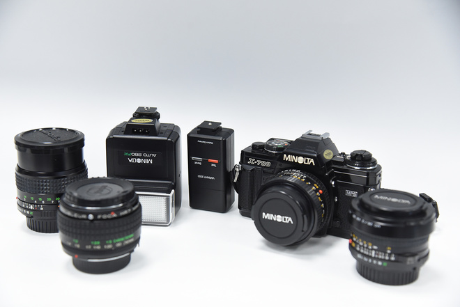 MINOLTA X700+50MM F1,7+28MM F2,8+100MM F 2,5+ FLASH + DOUBLEUR